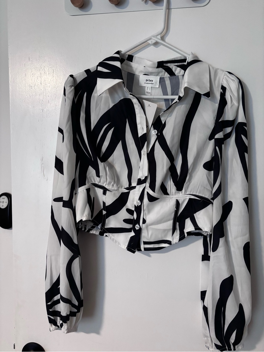 privy Black & White Abstract Button-Front Crop Shirt
